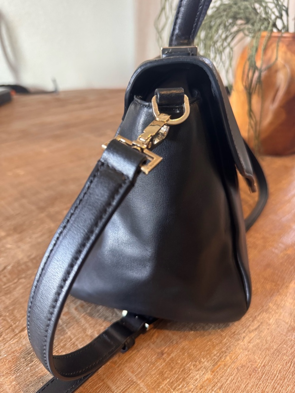 Kate Spade Black Leather Envelope Crossbody Bag with‎ Gold Bar - Picture 7 of 16